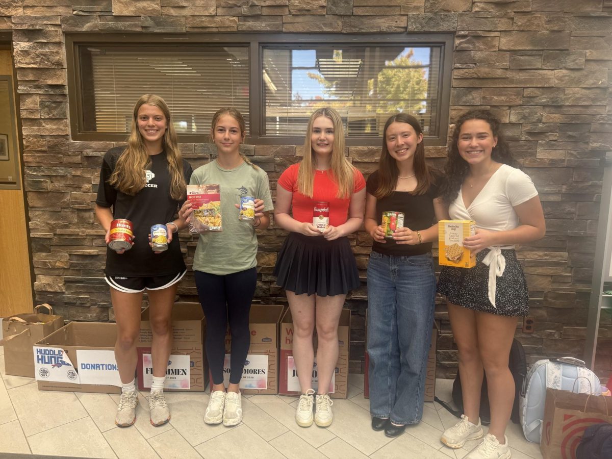 STAP Comm members organize Huddle for Hunger donations. The Last day to donate is Tuesday, September 30. 

From left to right: Margaret McCann, Lyla Stephenson, Alyssa McCarthy, Sydney Dobmeier, and Elise Kubiak 